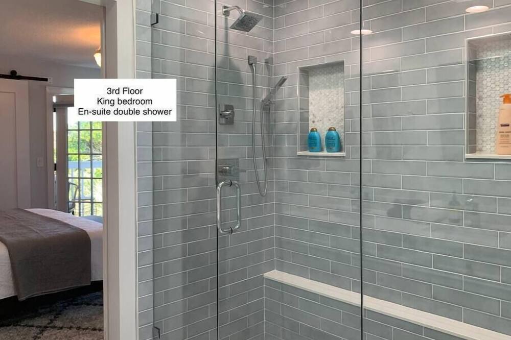 Photo of Bathroom in Neptune Beach