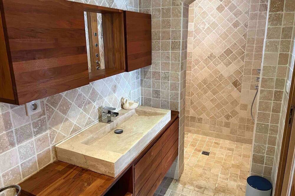 Photo of Bathroom in Saint-Laurent-d'Aigouze