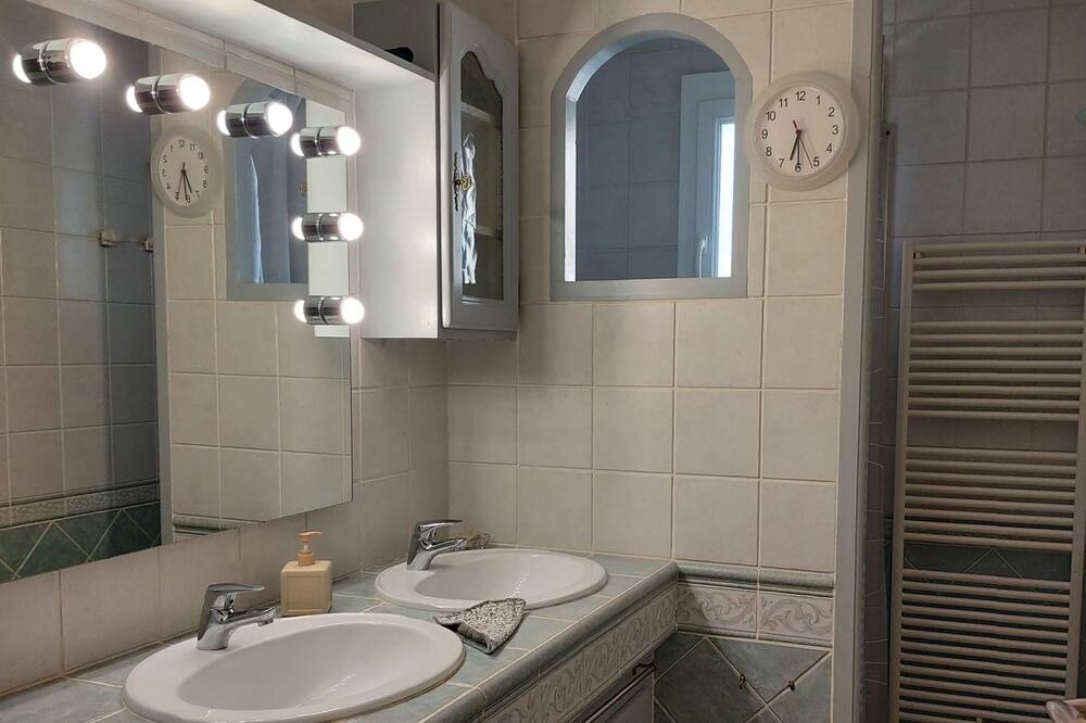 Photo of Bathroom in Lamanon