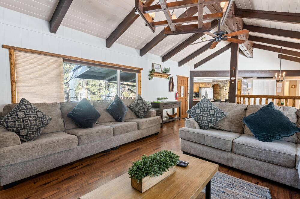 Photo of Livingroom in Summit Estates