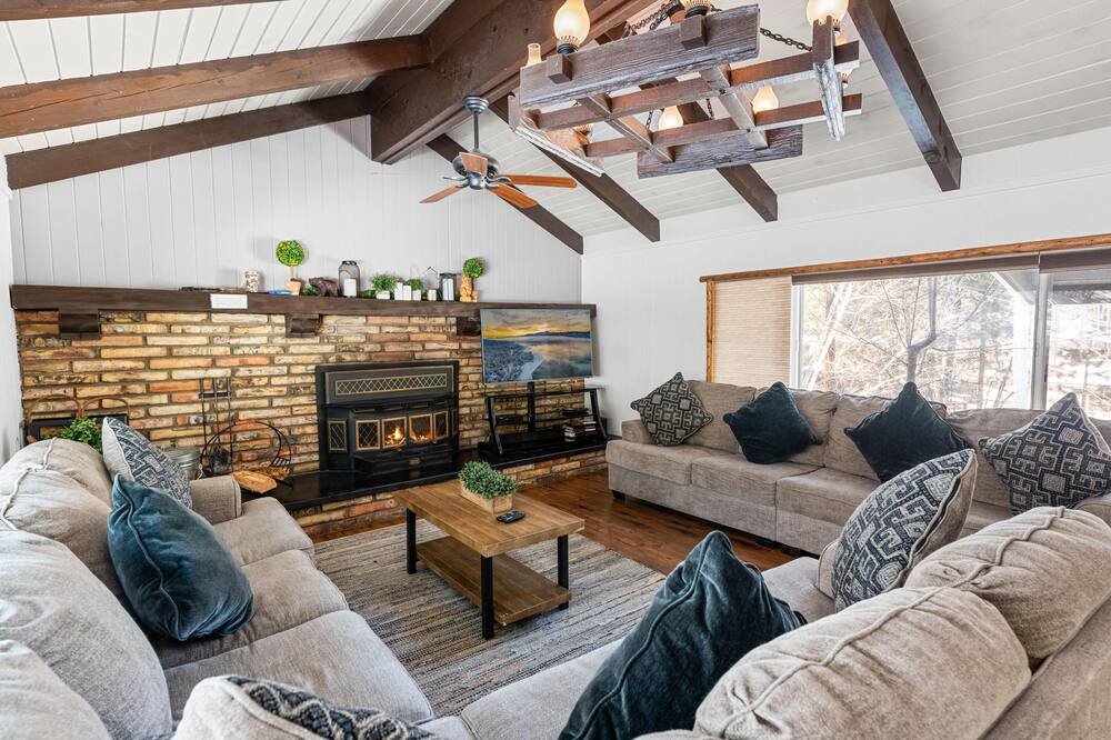 Photo of Livingroom in Summit Estates