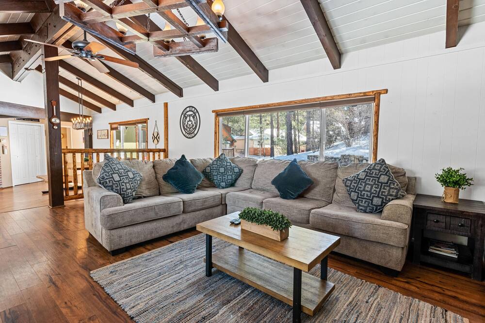 Photo of Livingroom in Summit Estates