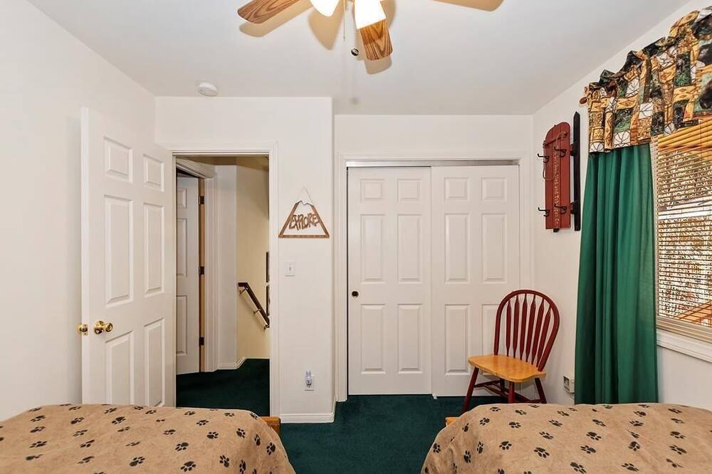 Photo of Bedroom in Summit Estates