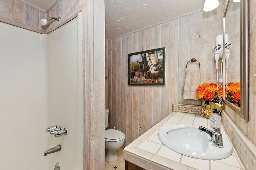 Photo of Bathroom in Summit Estates
