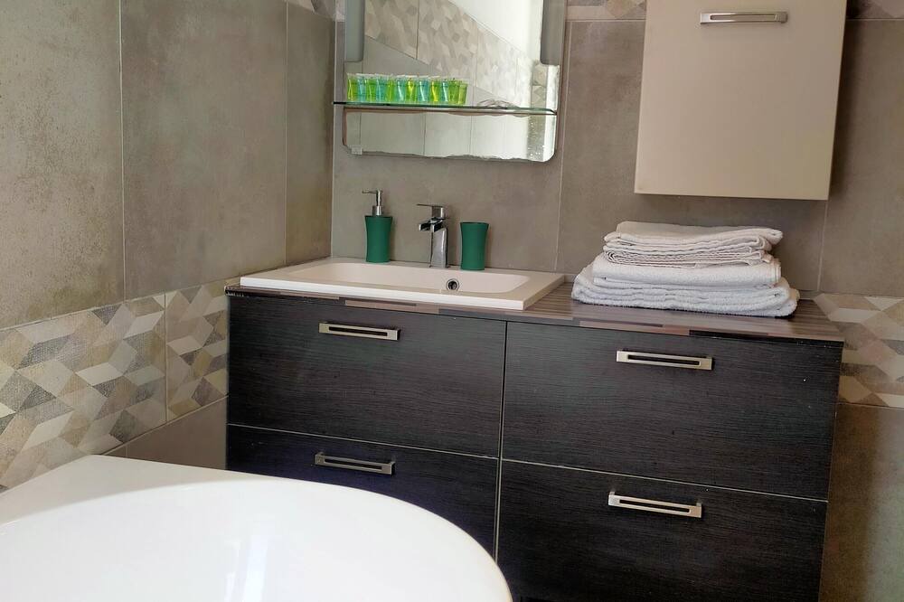 Photo of Bathroom in Lens