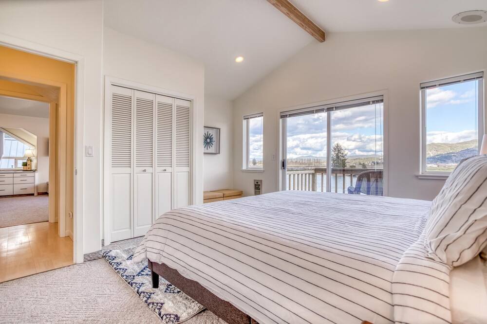 Photo of Bedroom in Nehalem