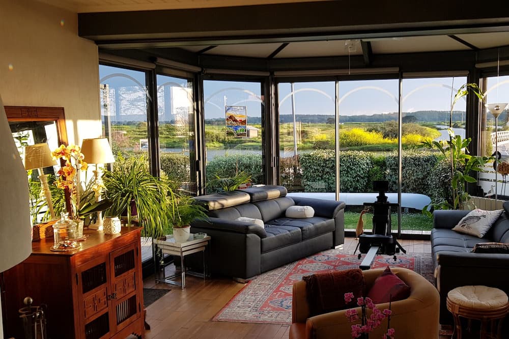 Photo of Livingroom in LʼIle-dʼOlonne