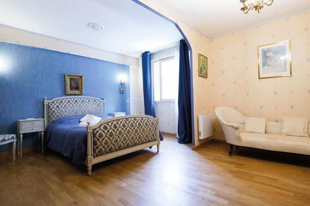 Photo of Bedroom in Antigone