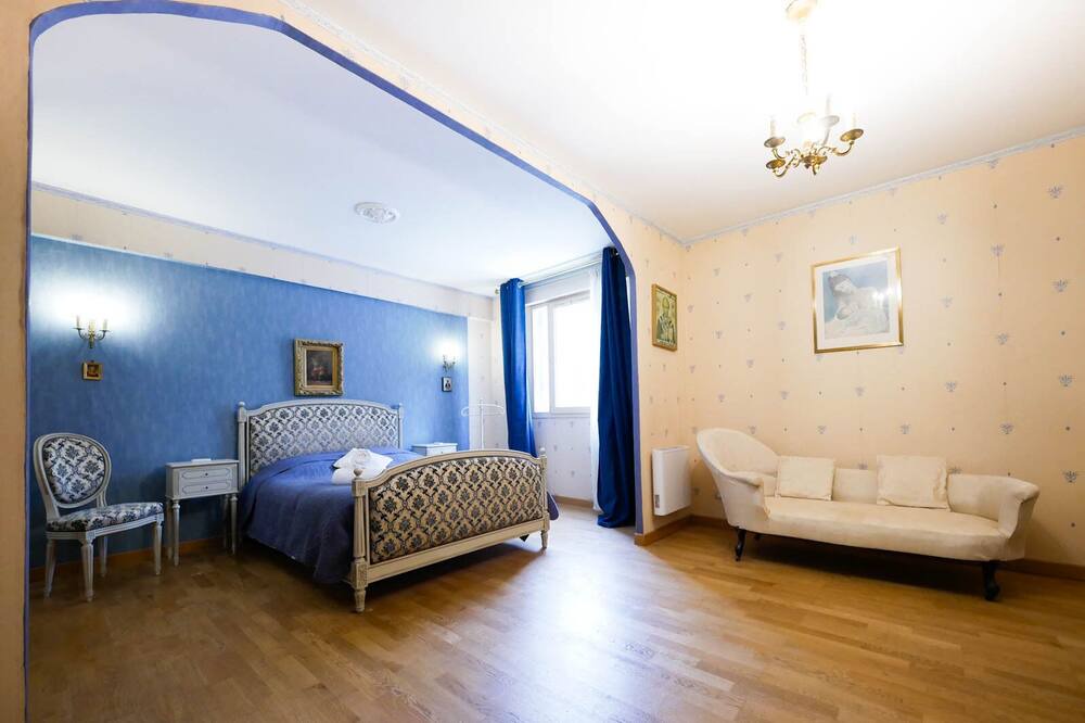 Photo of Bedroom in Antigone