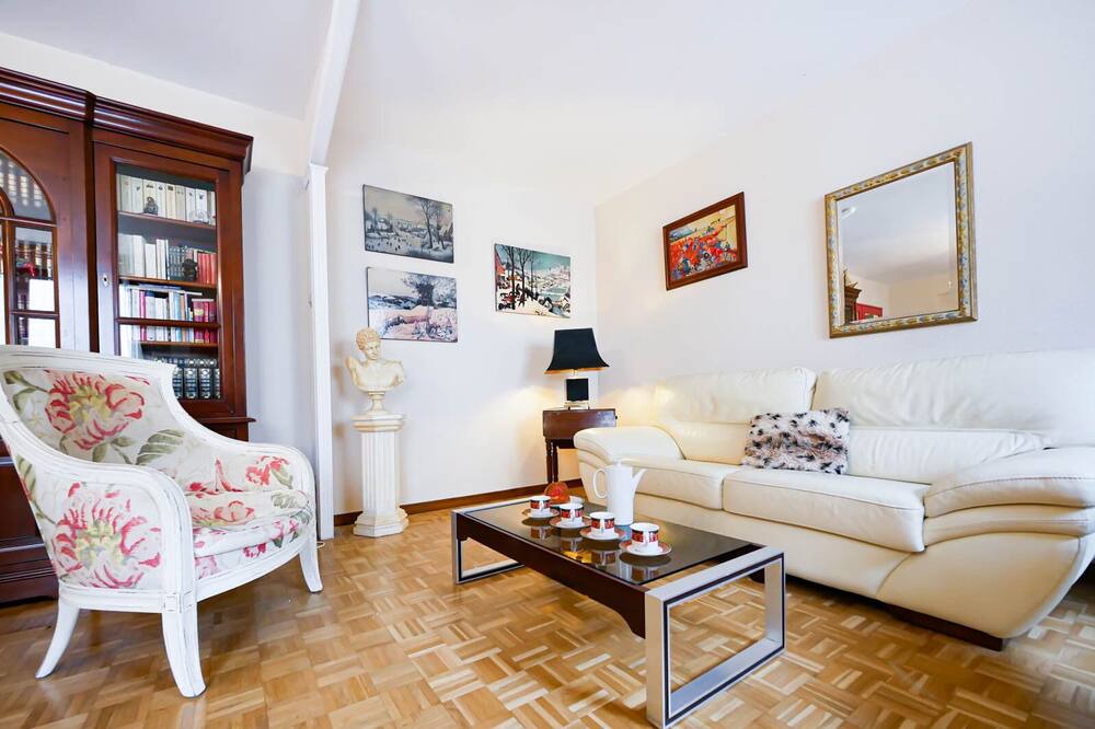 Photo of Livingroom in Antigone