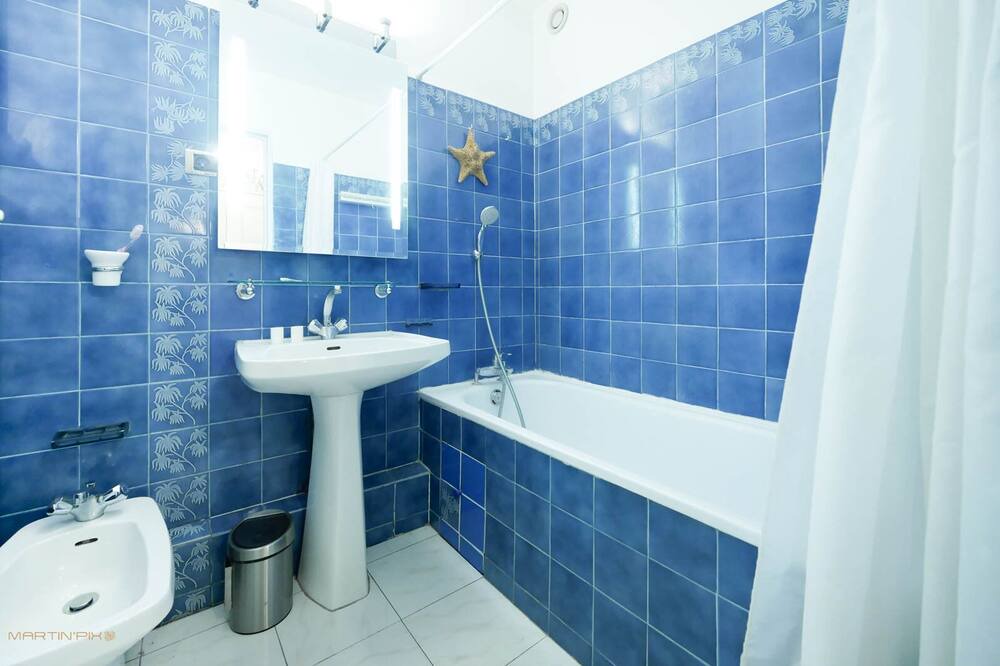 Photo of Bathroom in Antigone