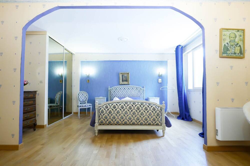 Photo of Bedroom in Antigone