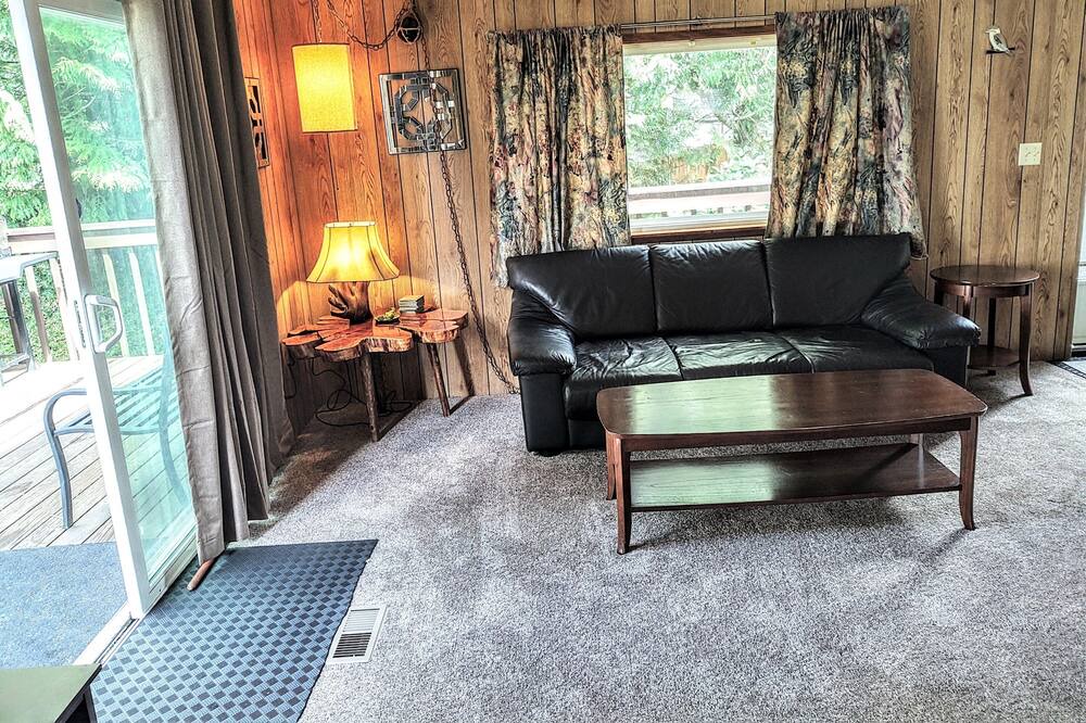 Photo of Livingroom in Grapeview