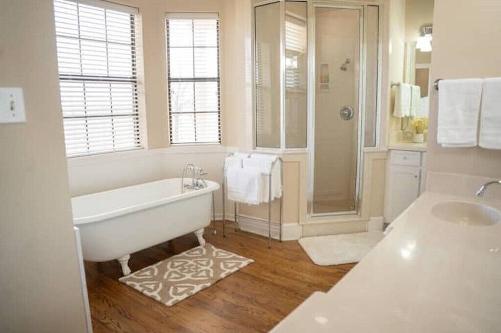 Photo of Bathroom in Era