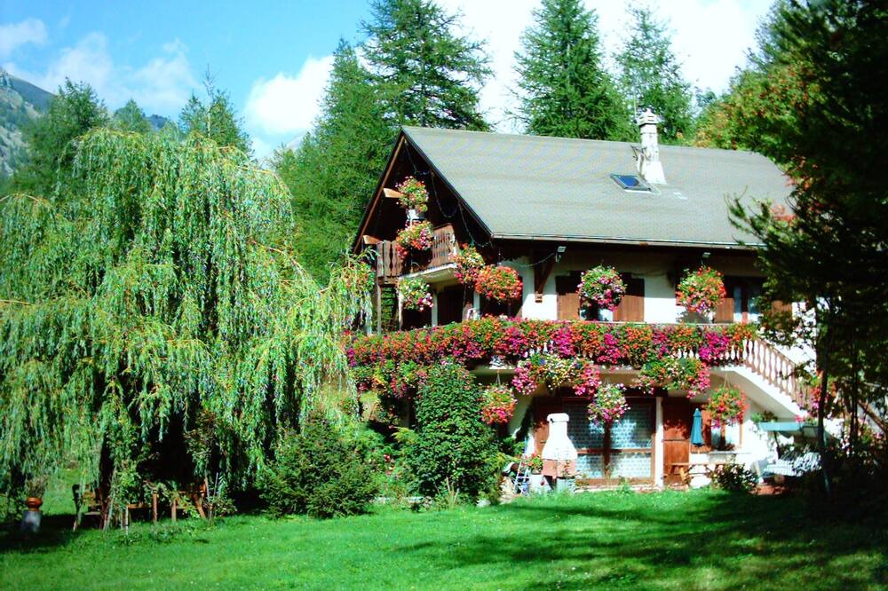 Photo of Outdoor in Esteng