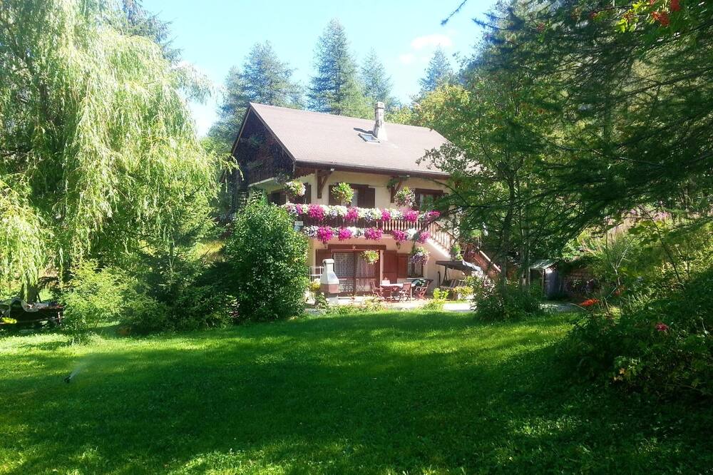 Photo of Outdoor in Esteng