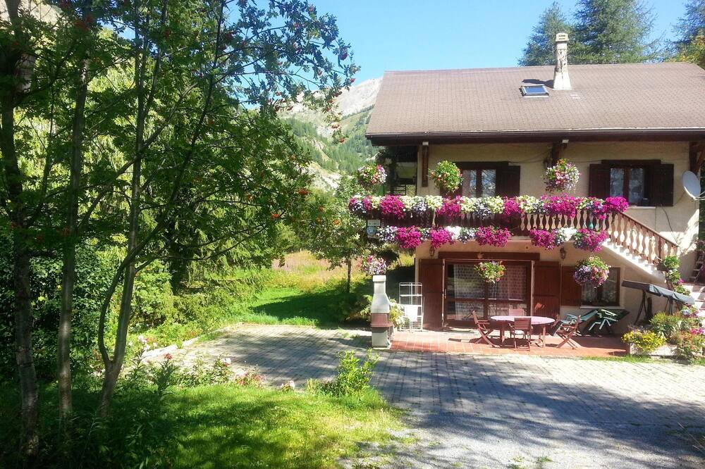 Photo of Outdoor in Esteng