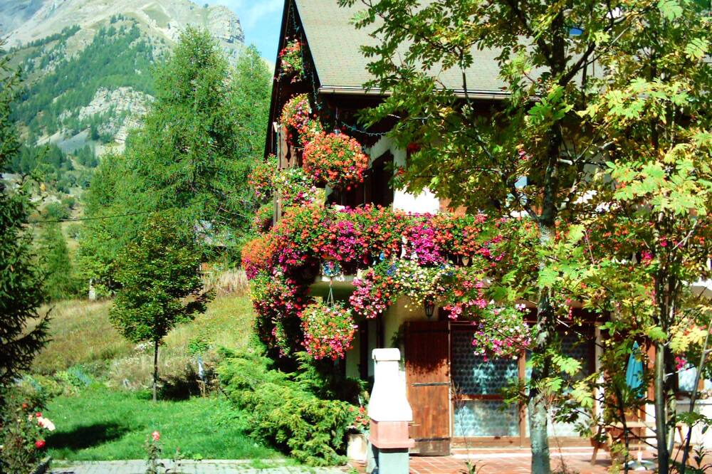Photo of Outdoor in Esteng