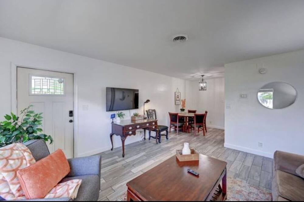 Photo of Livingroom in Garden Isles