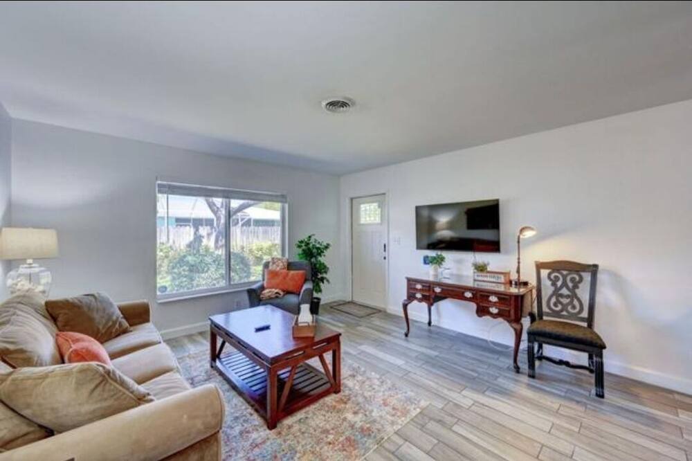 Photo of Livingroom in Garden Isles