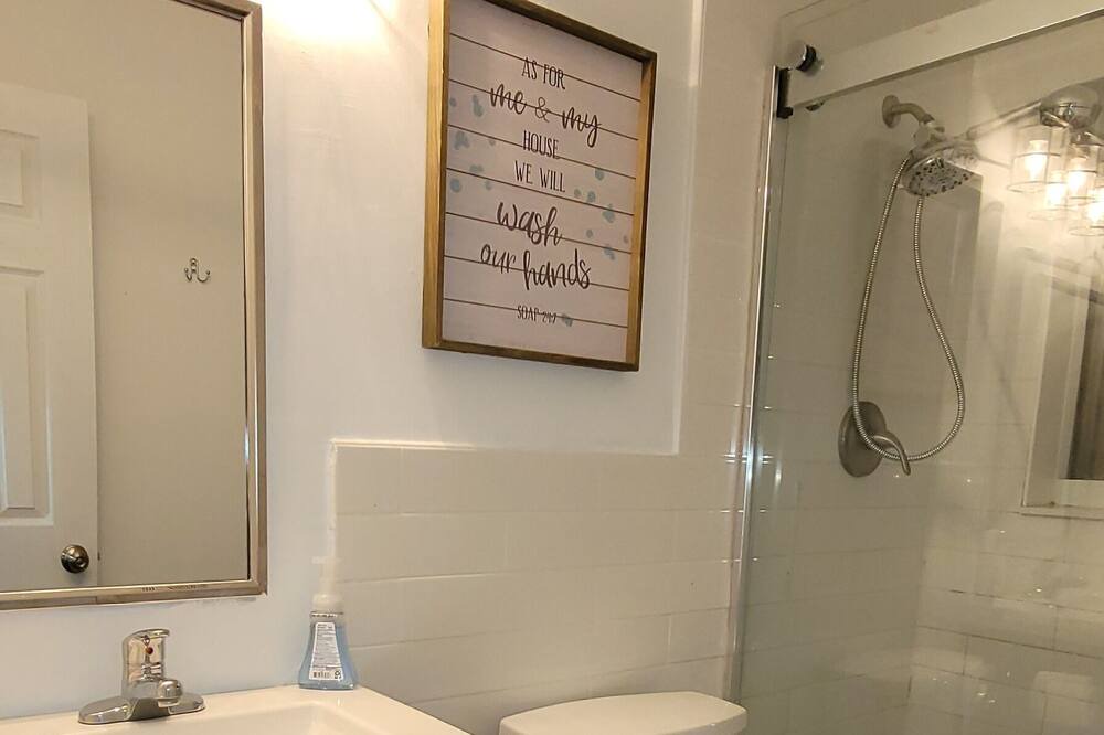 Photo of Bathroom in Garden Isles