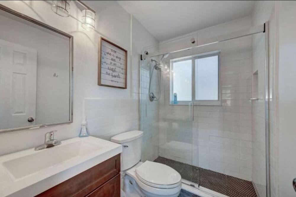 Photo of Bathroom in Garden Isles
