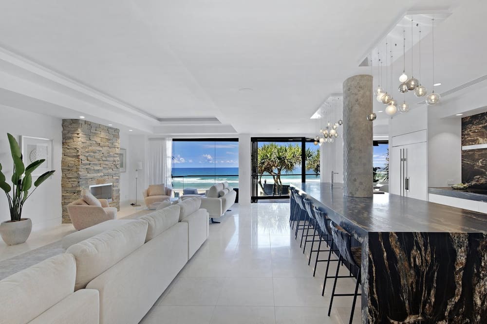 Photo of Livingroom in Main Beach