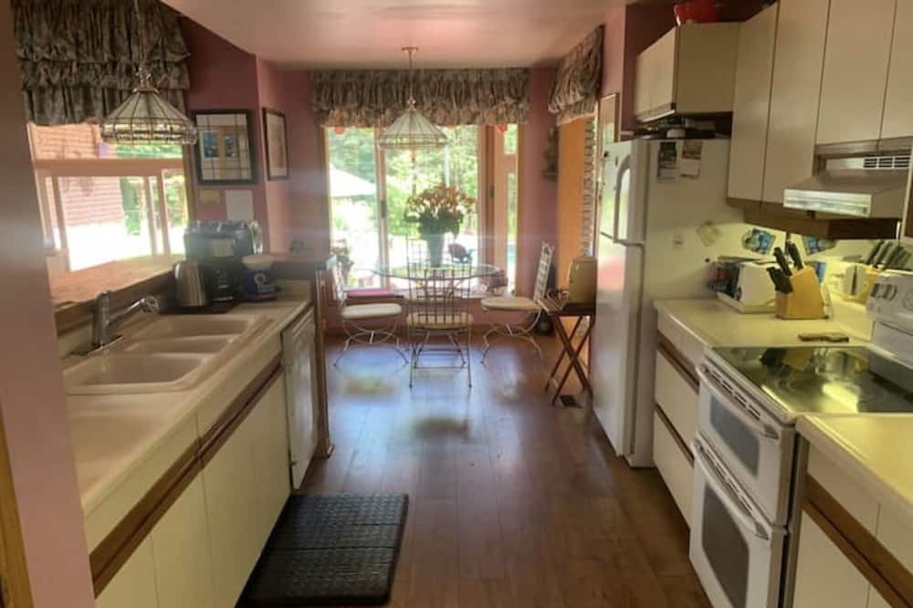 Photo of Kitchen in Oro Station