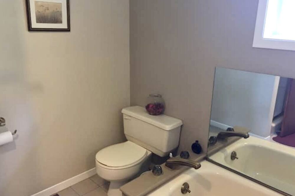 Photo of Bathroom in Oro Station