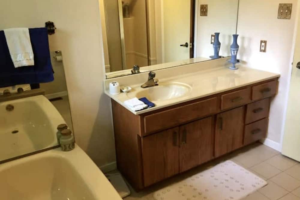 Photo of Bathroom in Oro Station