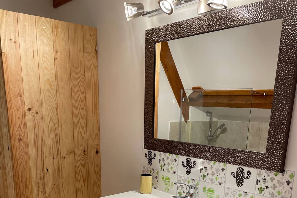 Photo of Bathroom in Genneville
