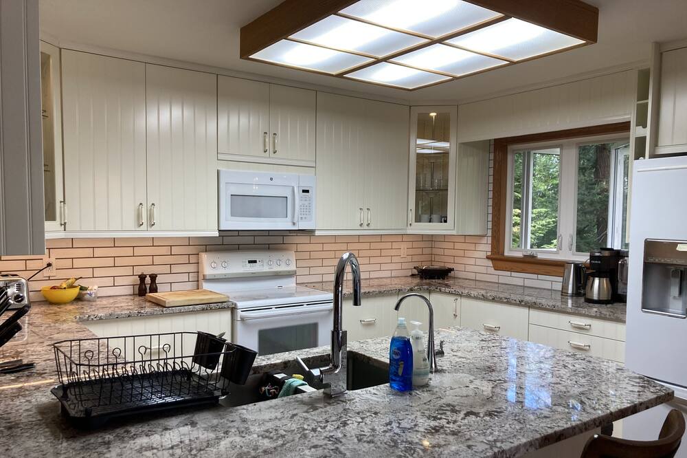 Photo of Kitchen in Dysart et al