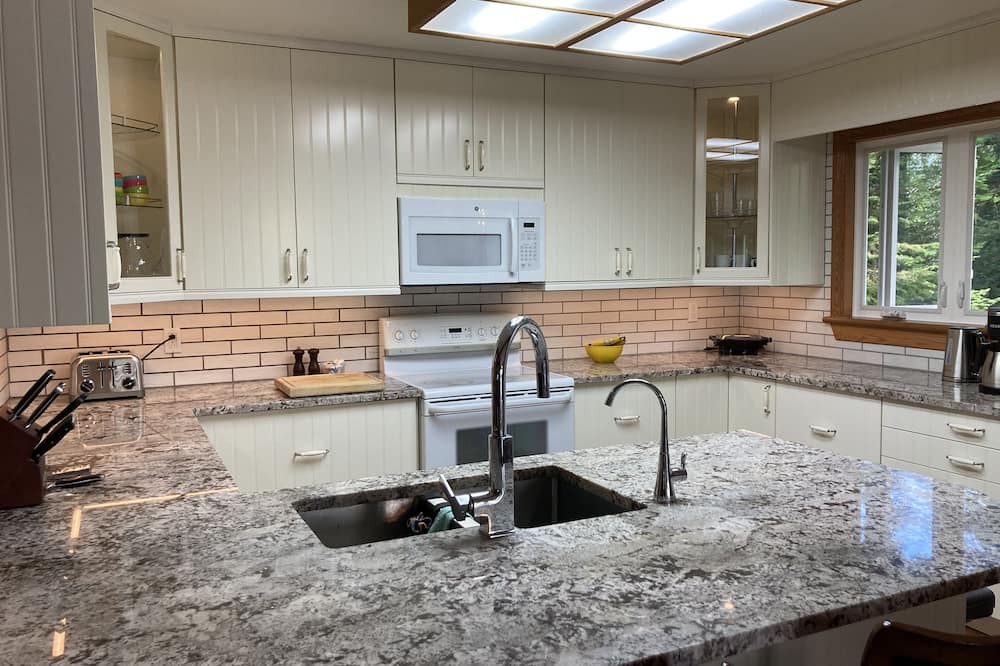 Photo of Kitchen in Dysart et al