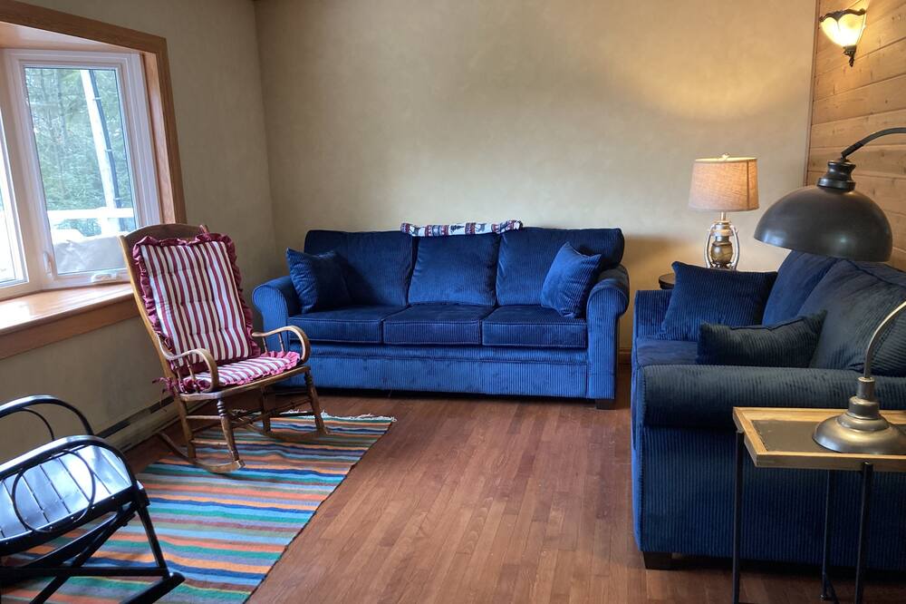 Photo of Livingroom in Dysart et al