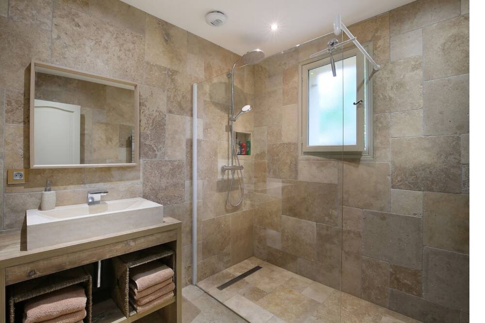 Photo of Bathroom in Bruguieres
