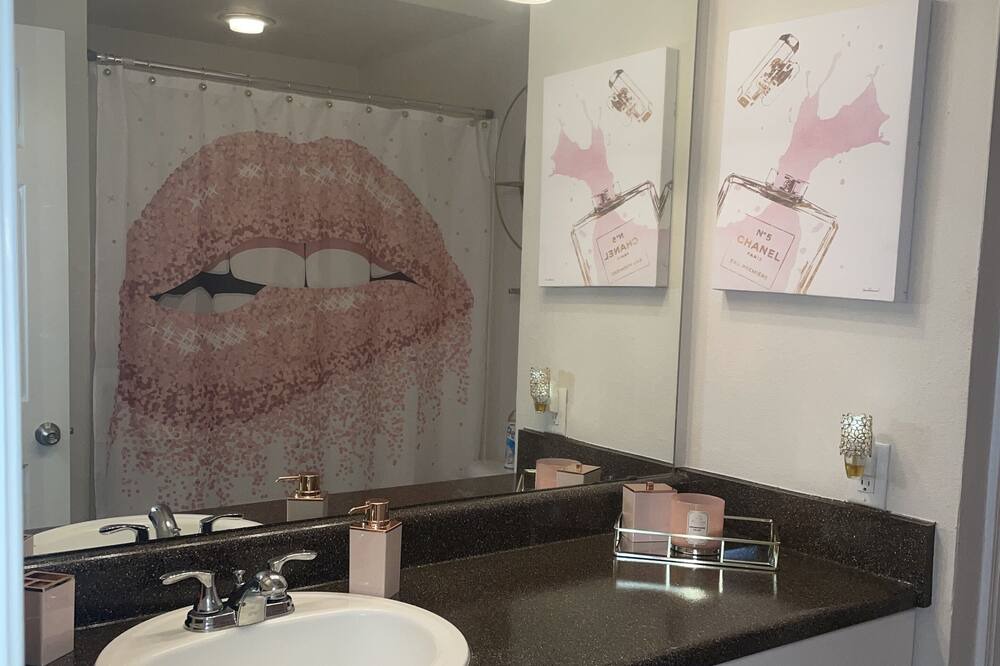 Photo of Bathroom in Scofield Farms