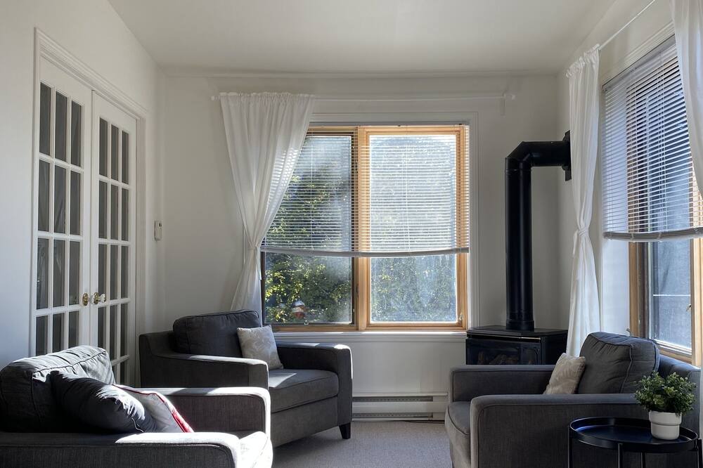 Photo of Livingroom in Petite-Riviere-Saint-Francois