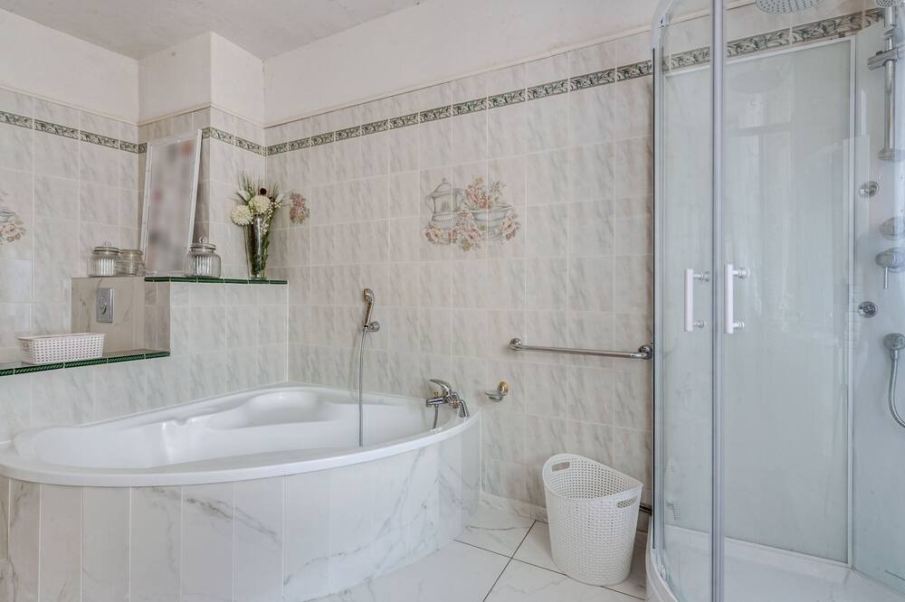 Photo of Bathroom in Montcuq