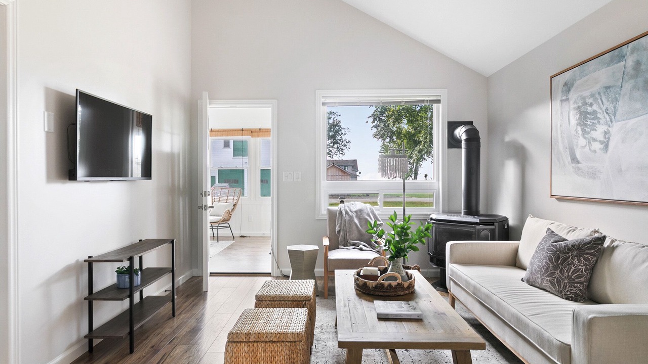 Photo of Livingroom in Town of Essex