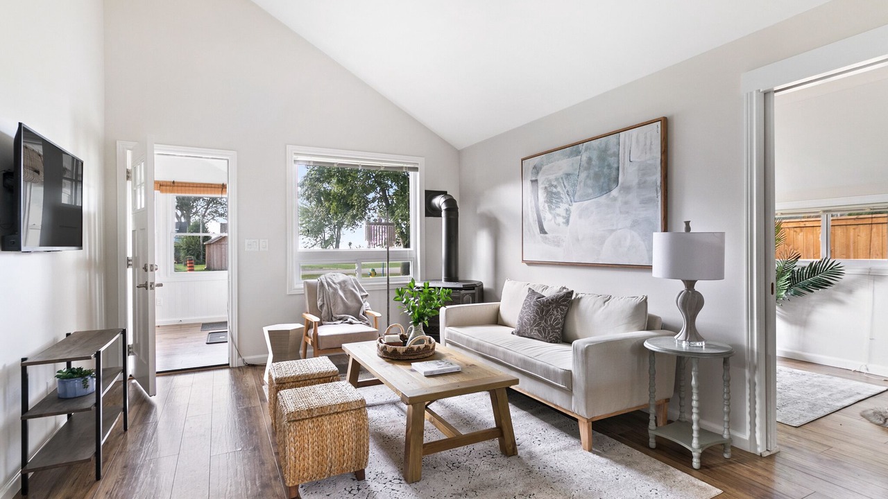 Photo of Livingroom in Town of Essex