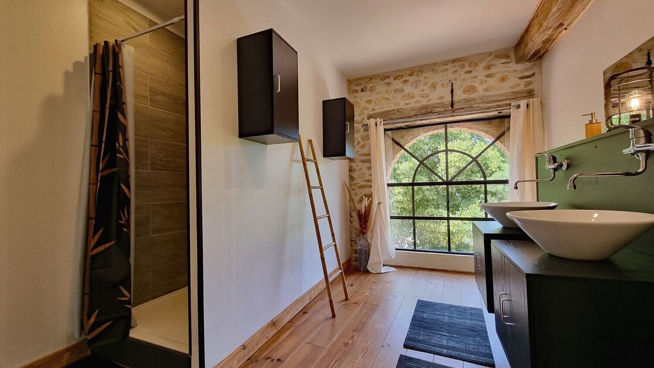 Photo of Others in Les Mages