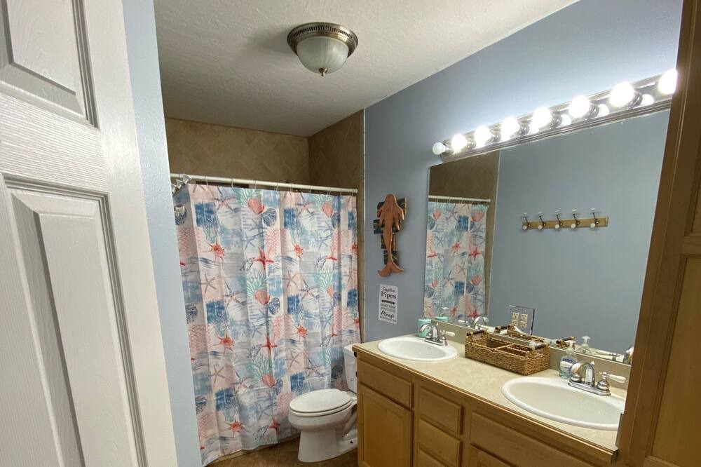 Photo of Bathroom in Tropic