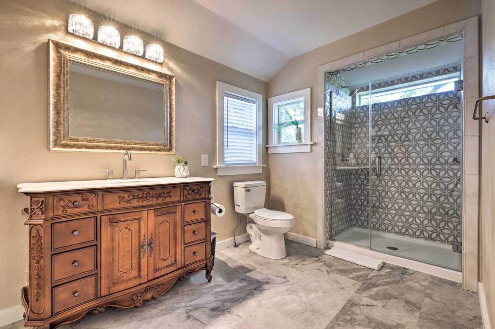 Photo of Bathroom in Schulenburg