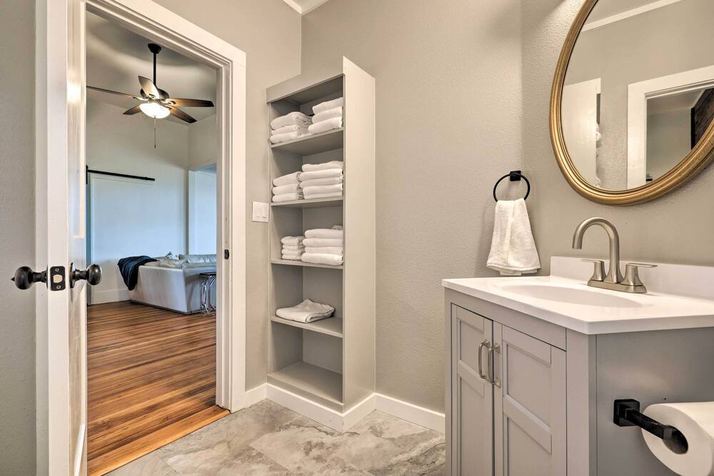 Photo of Bathroom in Schulenburg