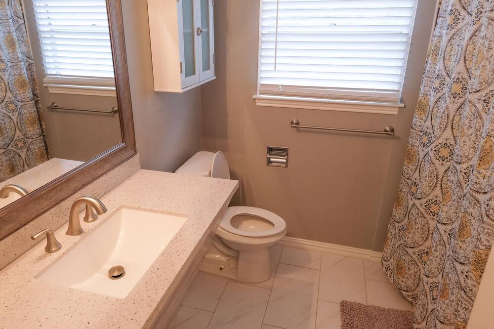 Photo of Bathroom in FM 1960