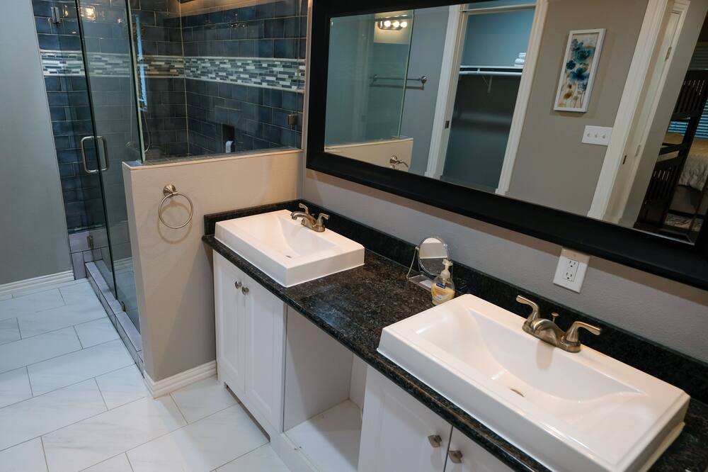 Photo of Bathroom in FM 1960