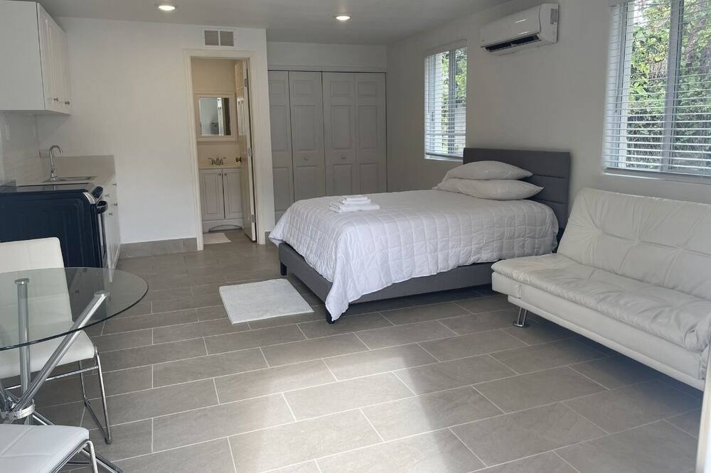 Photo of Bedroom in Ludlam