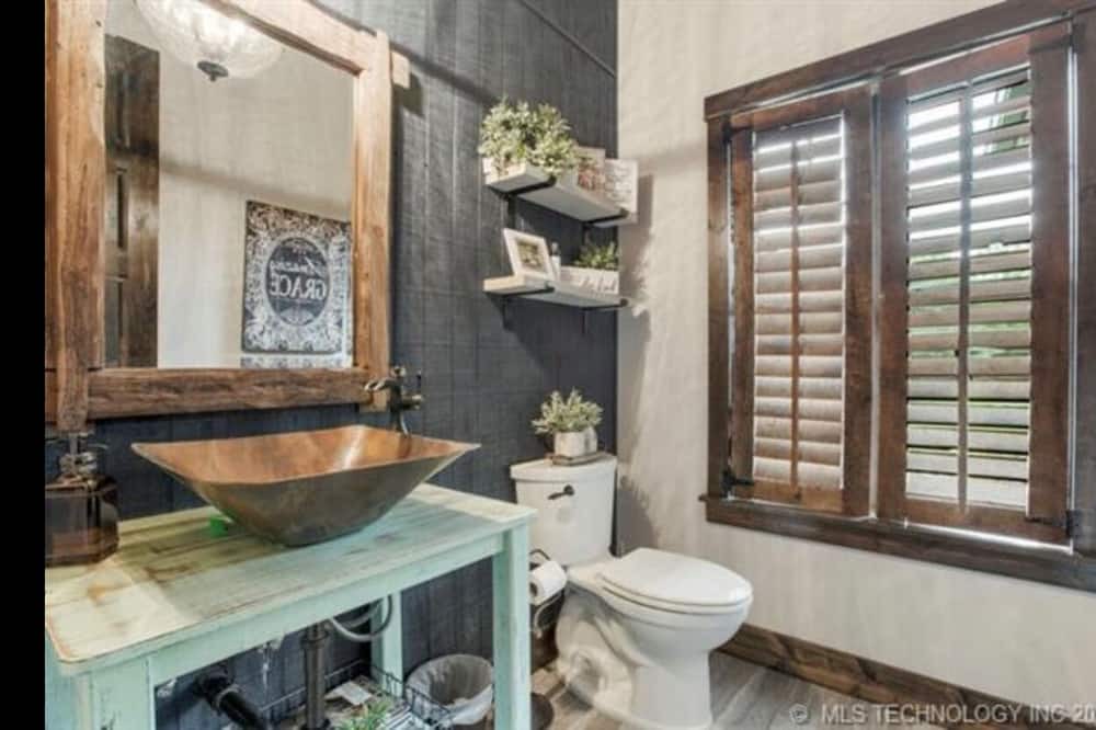 Photo of Bathroom in Broken Arrow