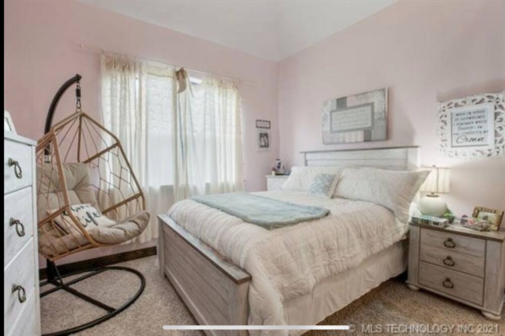 Photo of Bedroom in Broken Arrow