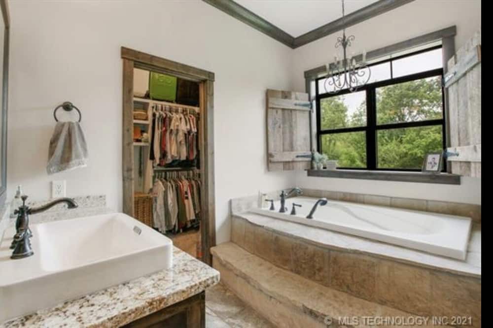 Photo of Bedroom in Broken Arrow